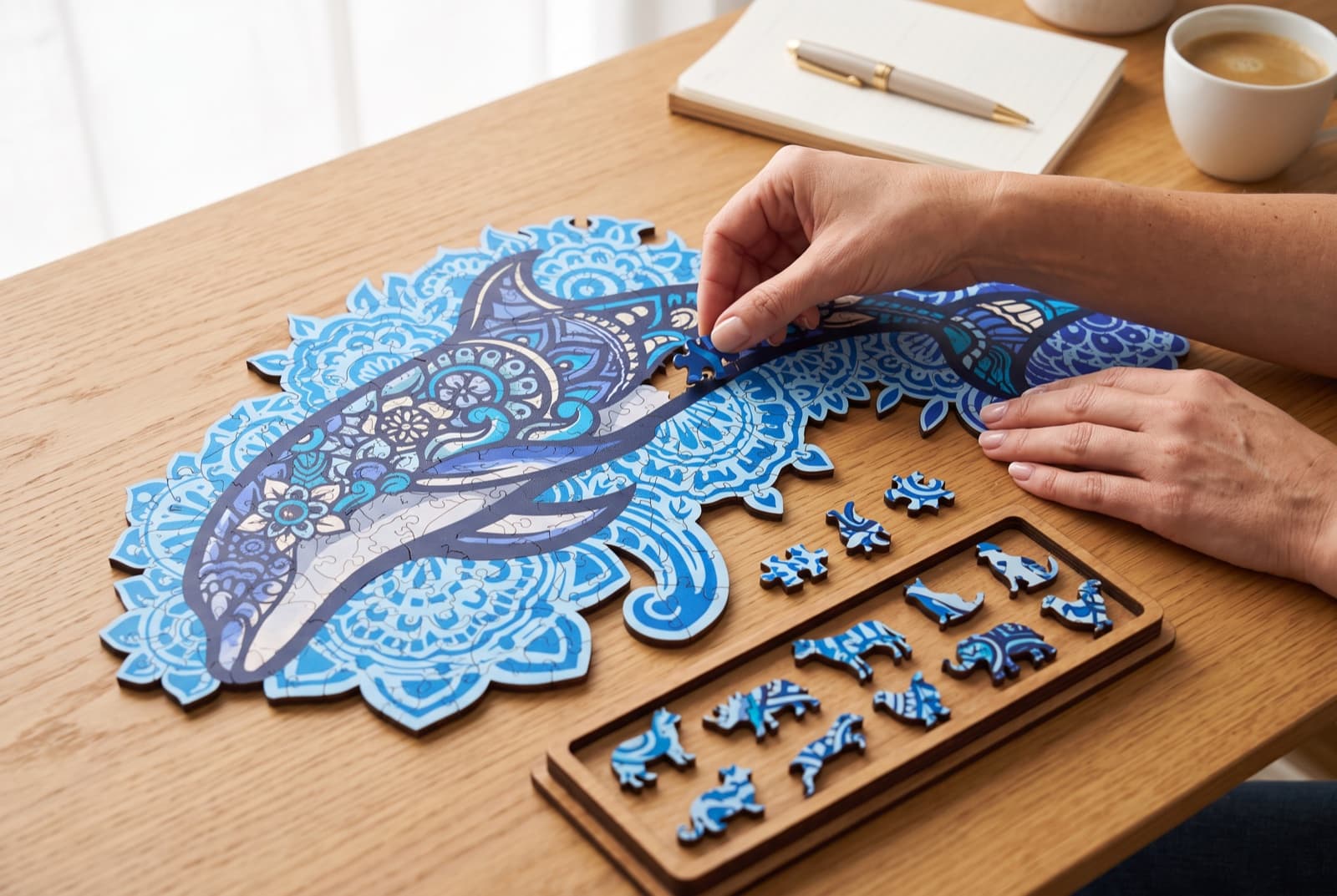 Puzzle en bois pour adulte en cours de montage sur une table en chêne, gros plan sur les pièces découpées au laser en forme d'animaux